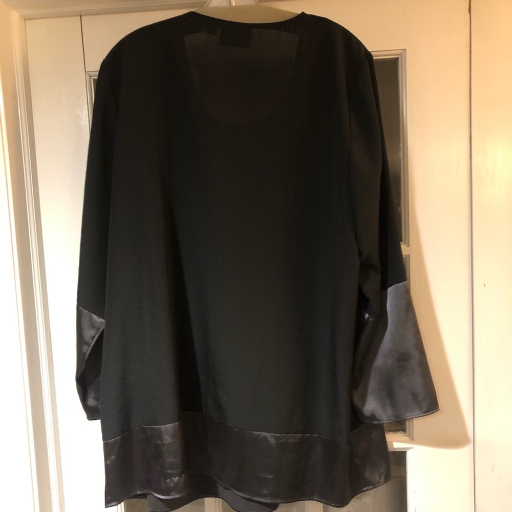 Love this top! Vera wang never worn
